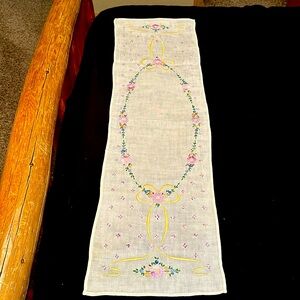 Beautiful 12 x 39 vintage dresser runner perfect shape